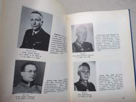 Merisotakoulu 1930-1970, sisältää kurssien oppilasmatrikkelit