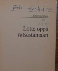 Lotte oppii ratsastamaan