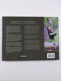 Luontokuvaajan vuosi : tarinoita ja tunnelmia = A wildlife photographer&#039;s year : a personal account
