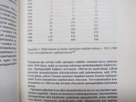 Sairaanhoitajattaria Auran rannalta - Lääninsairaalan sairaanhoitajakursseista Turun terveydenhuolto-oppilaitokseksi 1893-1993