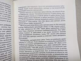 Sairaanhoitajattaria Auran rannalta - Lääninsairaalan sairaanhoitajakursseista Turun terveydenhuolto-oppilaitokseksi 1893-1993
