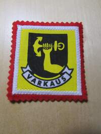 Varkaus -kangasmerkki / matkailumerkki / hihamerkki / badge -pohjaväri punainen