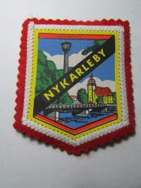 Nykarleby -kangasmerkki / matkailumerkki / hihamerkki / badge -pohjaväri punainen