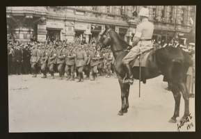 Sotamarsalkka Mannerheim vastaanottaa valkoisten voitonparaatia Etelä-Esplanadilla vuonna 1918 - Näköiskopio vanhasta valokuvasta