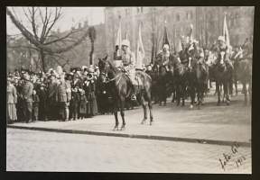 Sotamarsalkka Mannerheim seuraa valkoisten voitonparaatia Etelä-Esplanadilla vuonna 1918 - Näköiskopio vanhasta valokuvasta