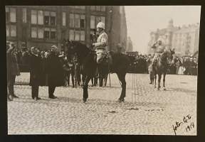 Sotamarsalkka Mannerheim ilmoittaa paraatijoukot Valtionhoitaja P. E. Svinhufudille vuonna 1918 - Näköiskopio vanhasta valokuvasta