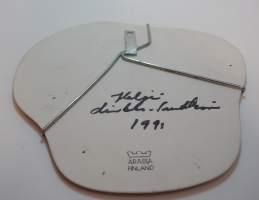 Heljä Liukko-Sundström, &quot;Kukkia&quot; keramiikkaveistos sign 1991 levyssä sekä takana tussilla   18x21 cm alkuperäisessä pakkauksessa