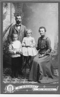 Perhe 1800/1900-luvun taitteessa  - visiittikuva ateljeekuva valokuva 17x11 cm