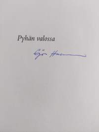 Pyhän valossa (signeerattu)