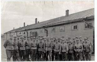 Valokuva, sotilaita kasarvilla-40 luvulla Koko 10x15 cm.