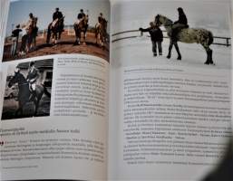 Täyttä laukkaa Tuomarinkylän ratsastuskoulu 1968-2008 Juhlakirja
