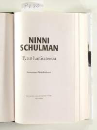 Tyttö lumisateessa