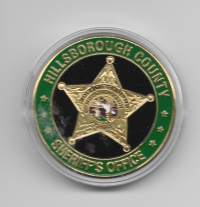 Hillsborough County Shriff´s office - To serve and protect   challenge coin / haastekolikko 40 mm pillerissä  värimetalli Proof kiiltolyönti 40 mm
