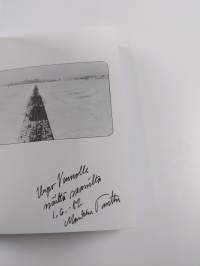 Asun näillä saarilla (tekijän omiste, signeerattu)