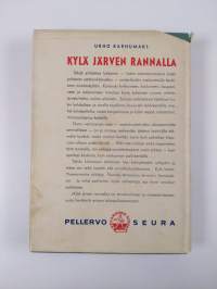 Kylä järven rannalla