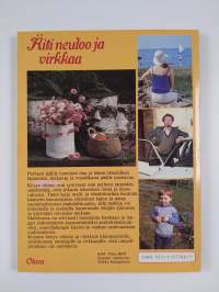 Äiti neuloo ja virkkaa