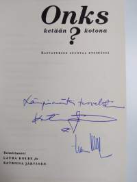 Onks ketään kotona : kasvatuksen suuntaa etsimässä (signeerattu, tekijän omiste)