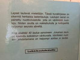 Lapset laulavat iloisia lauluja