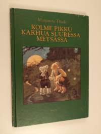 Kolme pikku karhua suuressa metsässä