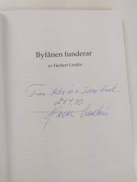 Byfånen funderar (signeerattu, tekijän omiste)