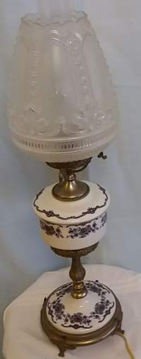 Pöytälamppu - runko posliinia. (Sisustuselementti, sisustustarvike, antiikkia, sisustaminen, koriste-esine)