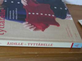 Äidille &amp; tyttärelle : 20 kaunista neulemallia pienille &amp; isoille