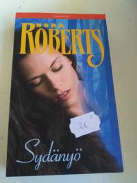 Nora Roberts : sydänyö 5.painos v. 2009