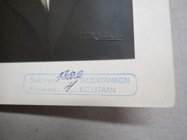 Armas Puolimatka -valokuva kansiossa, &quot;virallinen&quot; henkilökuva, valokuvaamo Turun Kuvaus, 1960-luvulta