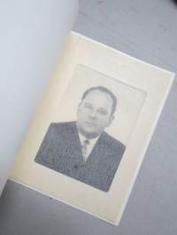 Armas Puolimatka -valokuva kansiossa, &quot;virallinen&quot; henkilökuva, valokuvaamo Turun Kuvaus, 1960-luvulta