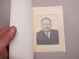 Armas Puolimatka -valokuva kansiossa, &quot;virallinen&quot; henkilökuva, valokuvaamo Turun Kuvaus, 1960-luvulta