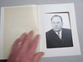 Armas Puolimatka -valokuva kansiossa, &quot;virallinen&quot; henkilökuva, valokuvaamo Turun Kuvaus, 1960-luvulta