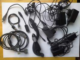 Nokia matkapuhelimien latureita ja erilaisia Nokia USB-kaapeleita