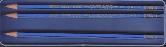 Lyijykynärasia Lyrato Ceder 666 N:o 3 F muovia sekä kolme Lyrato lyijykynää. Made in Germany.