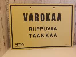 Varokaa riippuvaa taakkaa   varoituskyltti