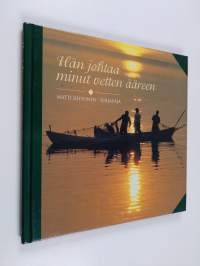 Hän johtaa minut vetten ääreen