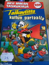 Aku Ankka taskari  259 , Taikaviitta kuilun partaalla v. 2001