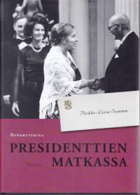 Reportterina presidenttien matkassa, 2004. 1.p. Matkassa Kekkosen, Koiviston, Ahtisaaren ja Halosen seurassa ympäri maailmaa.