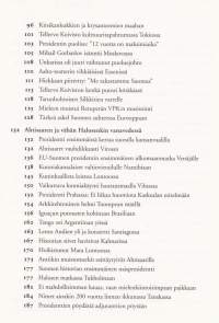 Reportterina presidenttien matkassa, 2004. 1.p. Matkassa Kekkosen, Koiviston, Ahtisaaren ja Halosen seurassa ympäri maailmaa.