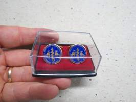 Kungliga Carolinska Chirurgiska Institutet -kalvosinnappipari laatikossa, leimattua 925 hopeaa (Ruotsi)