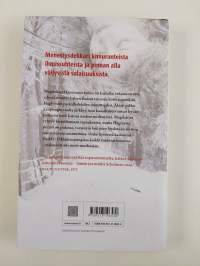 Tyttö lumisateessa