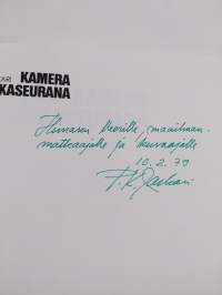 Kamera matkaseurana (signeerattu, tekijän omiste)