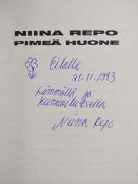 Pimeä huone (signeerattu, tekijän omiste)