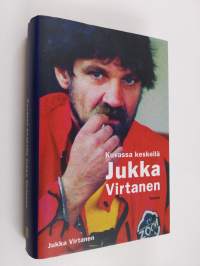 Kuvassa keskellä Jukka Virtanen
