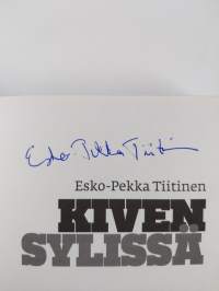 Kiven sylissä (signeerattu)