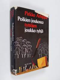 Poikien joukossa tyttöjen joukko tyhjä : jännitysromaani