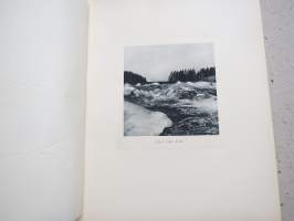 Finska Träsliperiföreningen 1893-1922, kuulunut Frenckellin arkistokokoelmaan (huomaa nahkaan leimattu kirjapainon merkki) -kokonahkainen lahjasidos