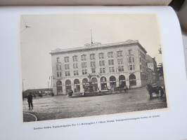 Finska Träsliperiföreningen 1893-1922, kuulunut Frenckellin arkistokokoelmaan (huomaa nahkaan leimattu kirjapainon merkki) -kokonahkainen lahjasidos