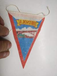 Heinola - silta -matkailuviiri, pikkukoko, pohjaväri punainen / souvenier pennant