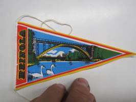 Heinola - silta &amp; joutsenet -matkailuviiri, pikkukoko, pohjaväri keltainen / souvenier pennant