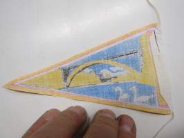 Heinola - silta &amp; joutsenet -matkailuviiri, pikkukoko, pohjaväri keltainen / souvenier pennant